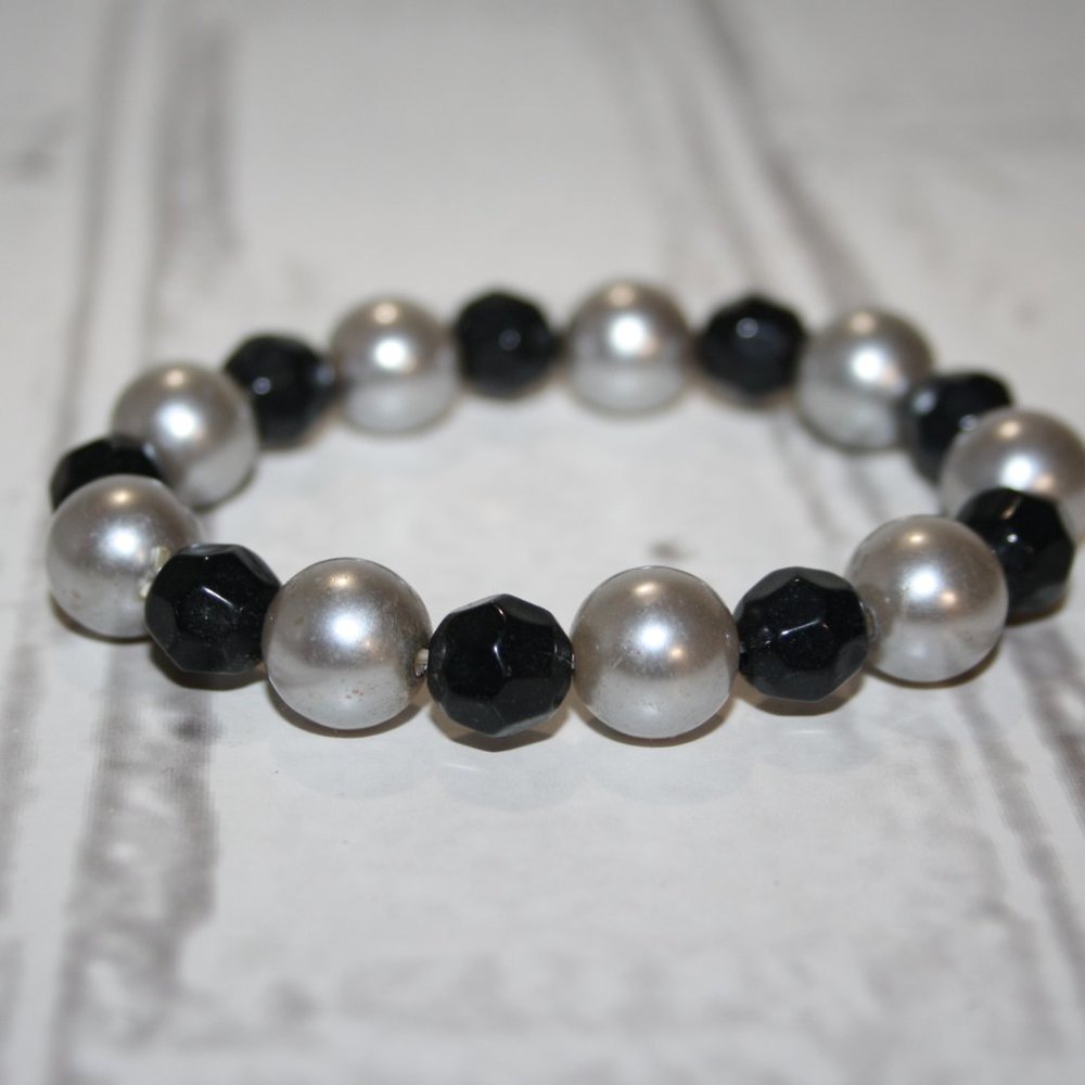 🖤 Gray Pearl & Black Beaded Bracelet · 7" · Bold Glow 🤍